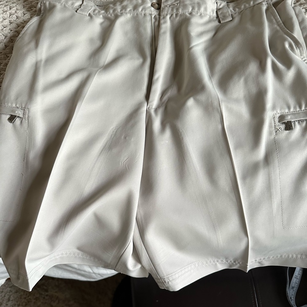 Izod - cargo shorts size 36 creamy beige color like brand new
